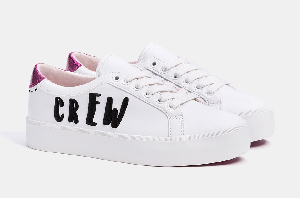 Sneakers with slogan print laces